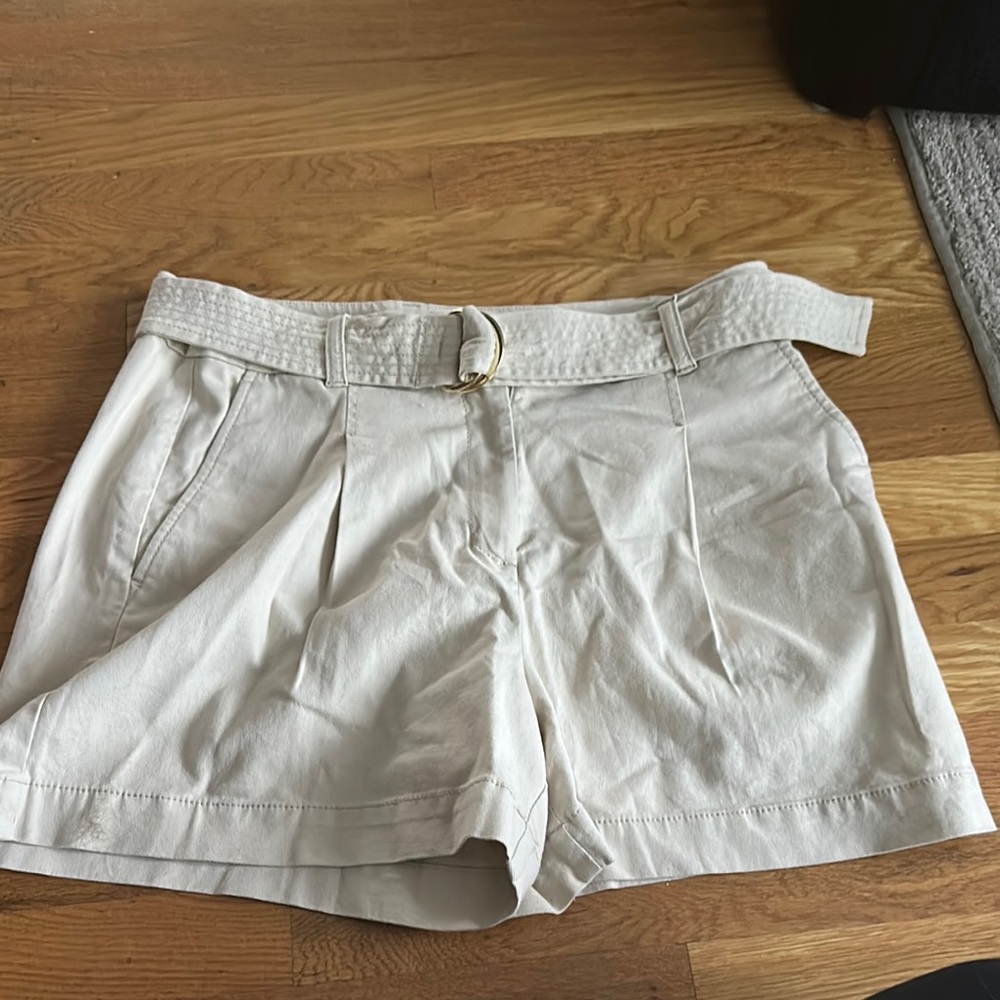 Like new Loft Women's Cream Belted Shorts